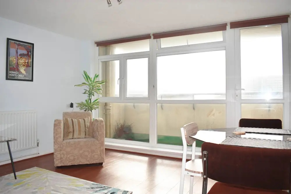 2 Bedroom Flat With Balcony Overlooking the Sea