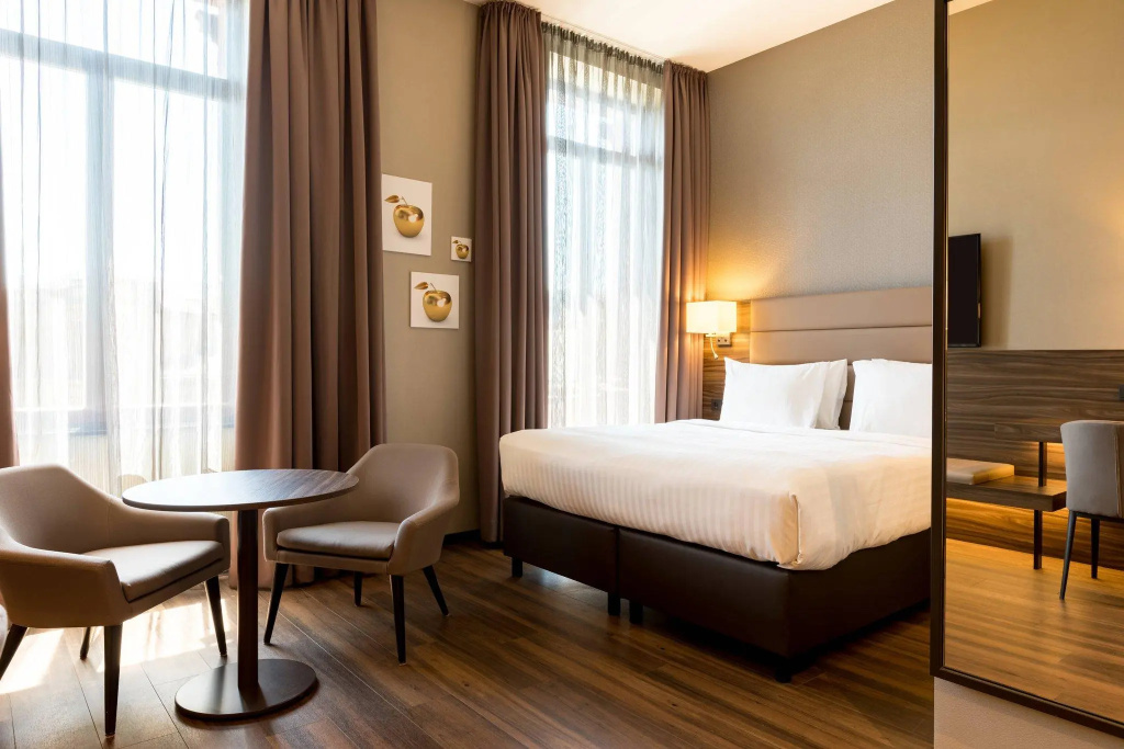 Superior Double room with city view (full double bed)