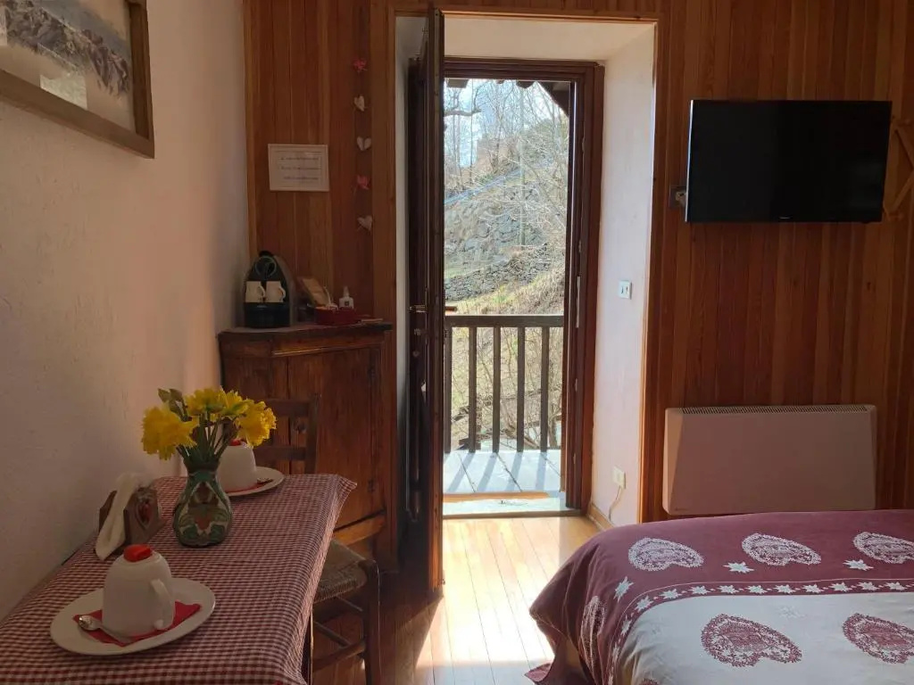 Standard Double room with balcony and with mountain view (full double bed)