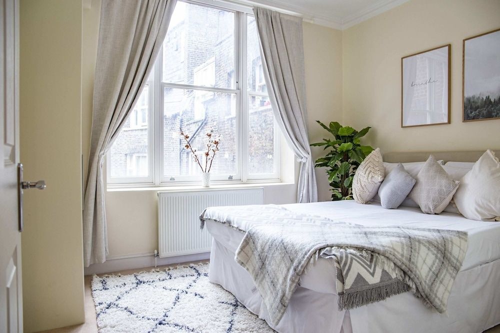 Charming Charing Cross Flat