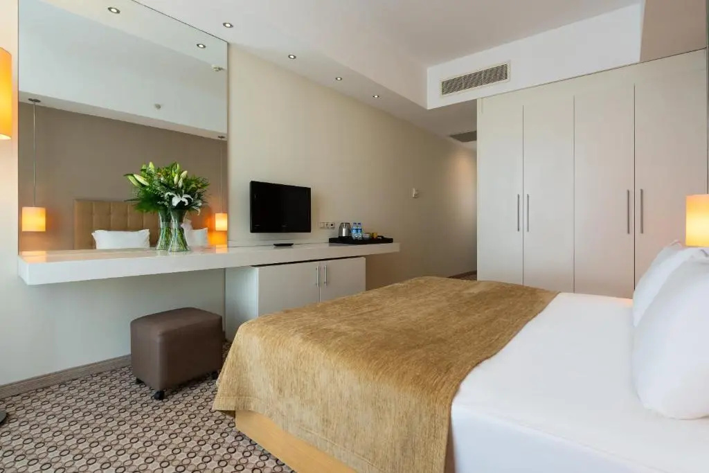 Standard Double room with side sea view (full double bed)