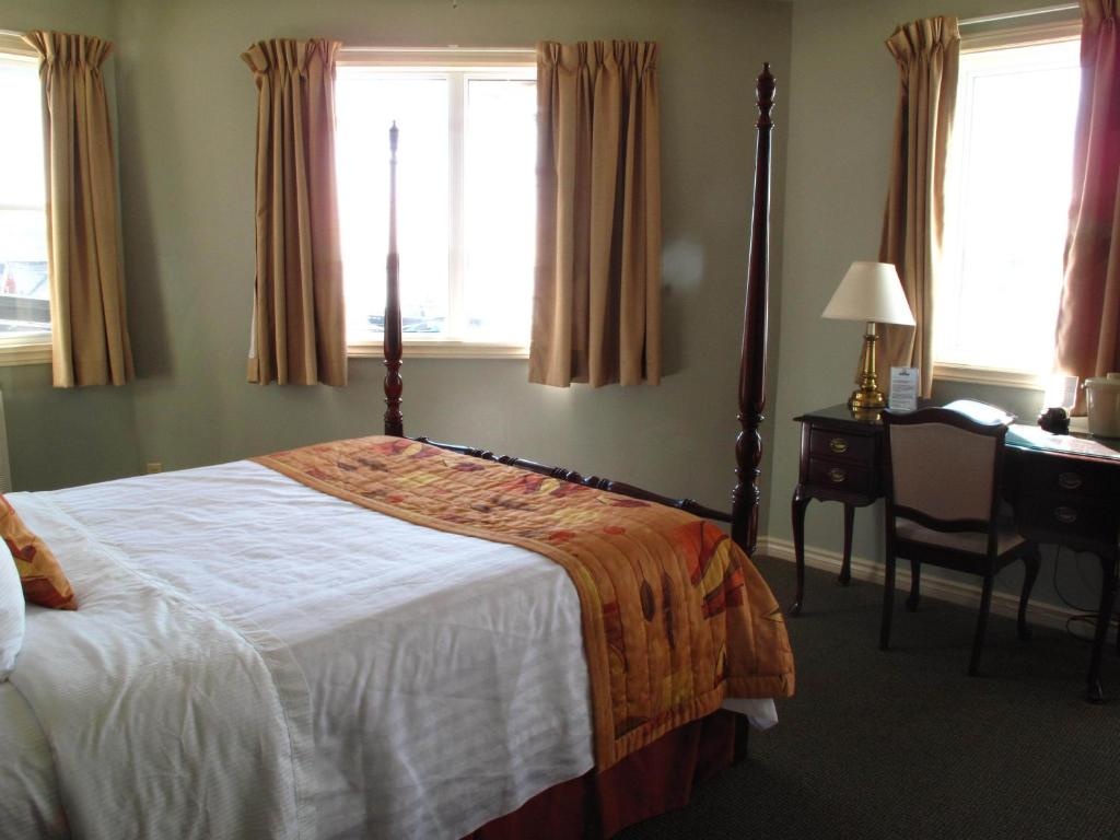 Standard Double Basement room with ocean view (full double bed)