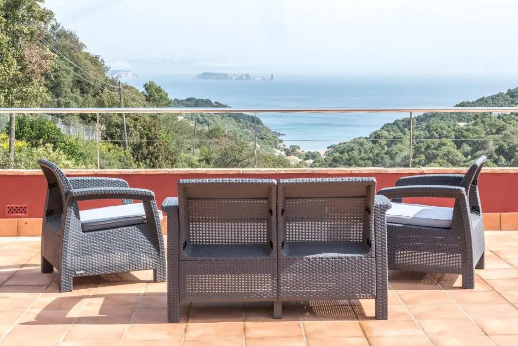 Deluxe Double room with balcony and with sea view (full double bed)