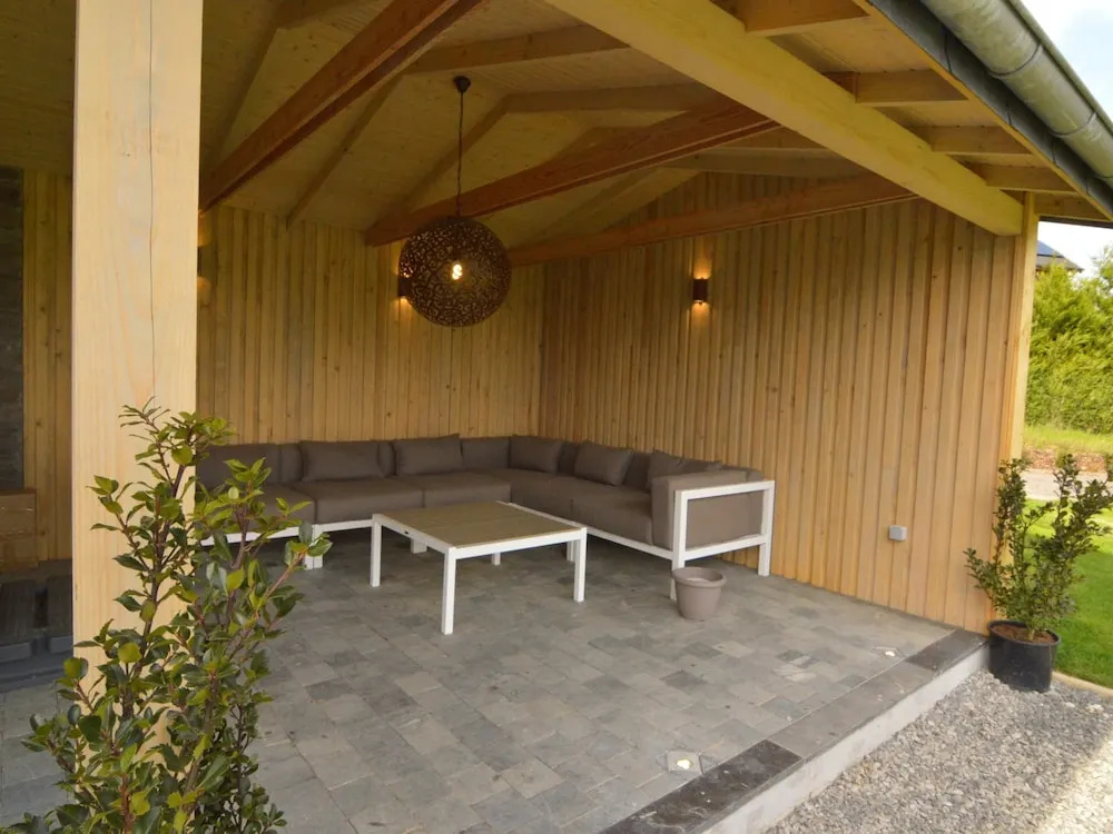 Luxurious Villa with Sauna, Hot Tub, Recreation Room, Large Enclosed Garden