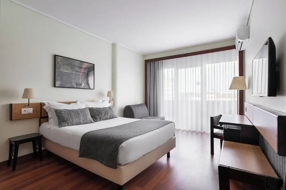 Deluxe Double room with city view (full double bed)
