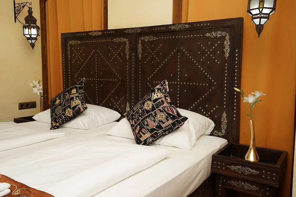 Двухместный номер Superior с видом на сад двуспальная кровать в Hotel Villa Oriental & Restaurant