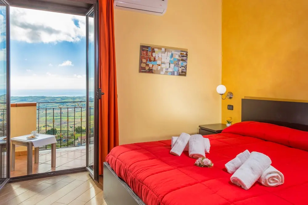 Standard Triple room with sea view