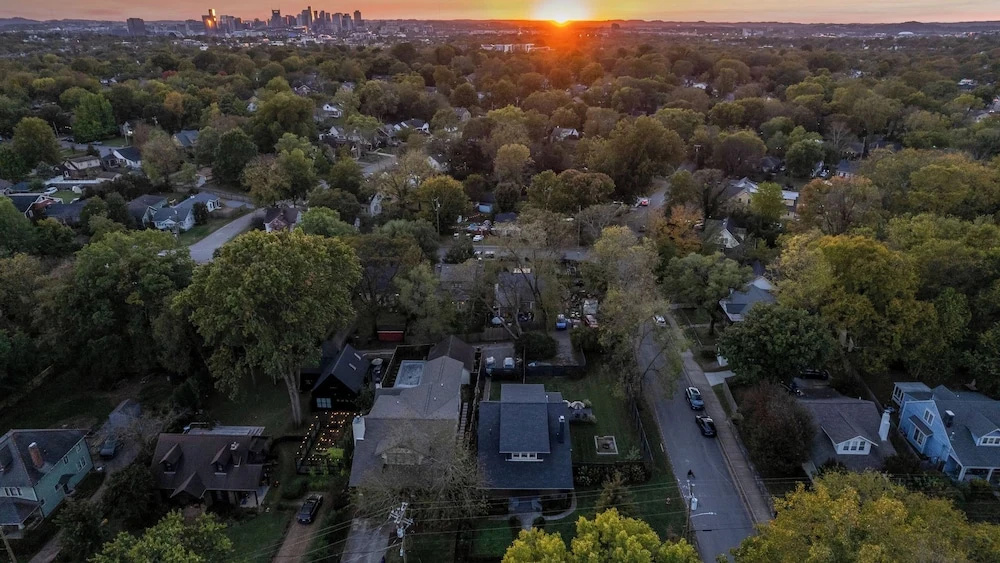 Southern Charm, Backyard Firepit, Outdoor Dining, Mins to Downtown Chapel House by Avantstay