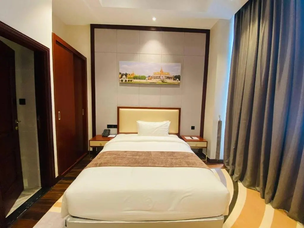 V V Hotel Battambang — 1