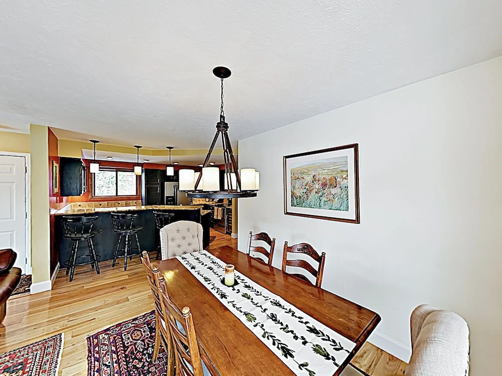 New Listing! Mountain-view Getaway: Stroll To Town 2 Bedroom Condo - фото 5