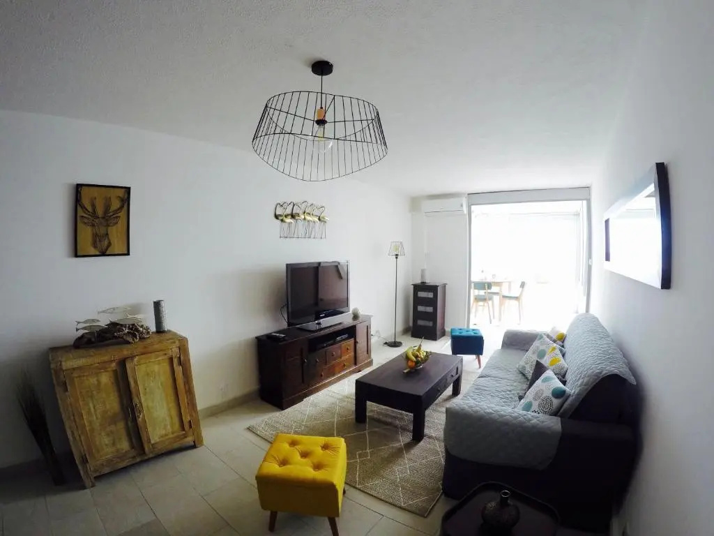 Voir la photo 1 — Nouvelle annonce : Appartement rénové de 66m2 pleine vue mer!