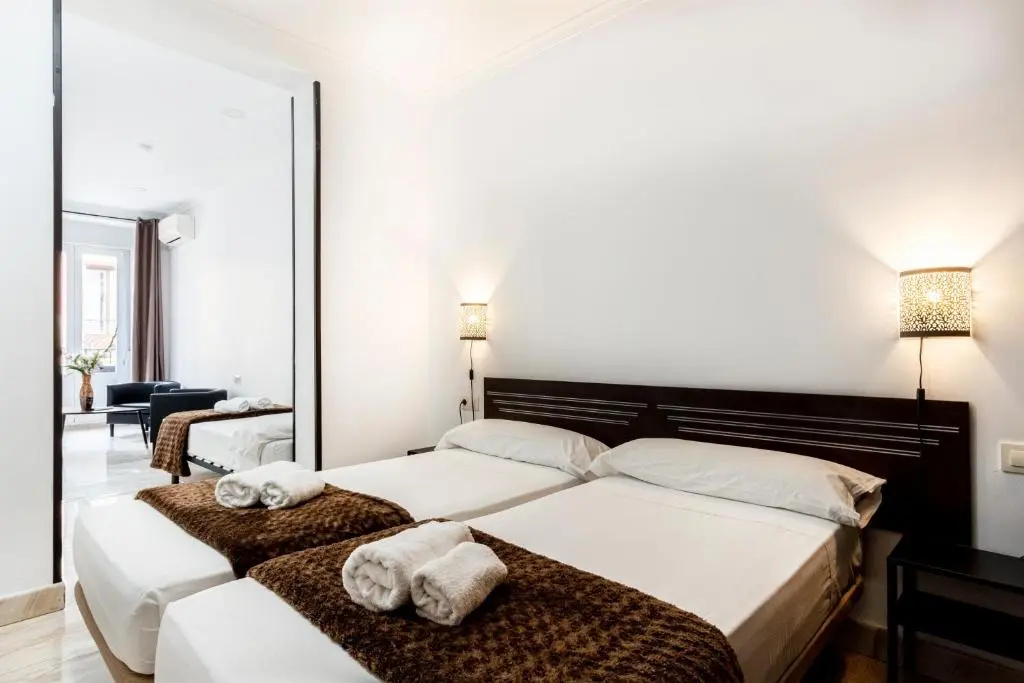 Standard Triple room with city view