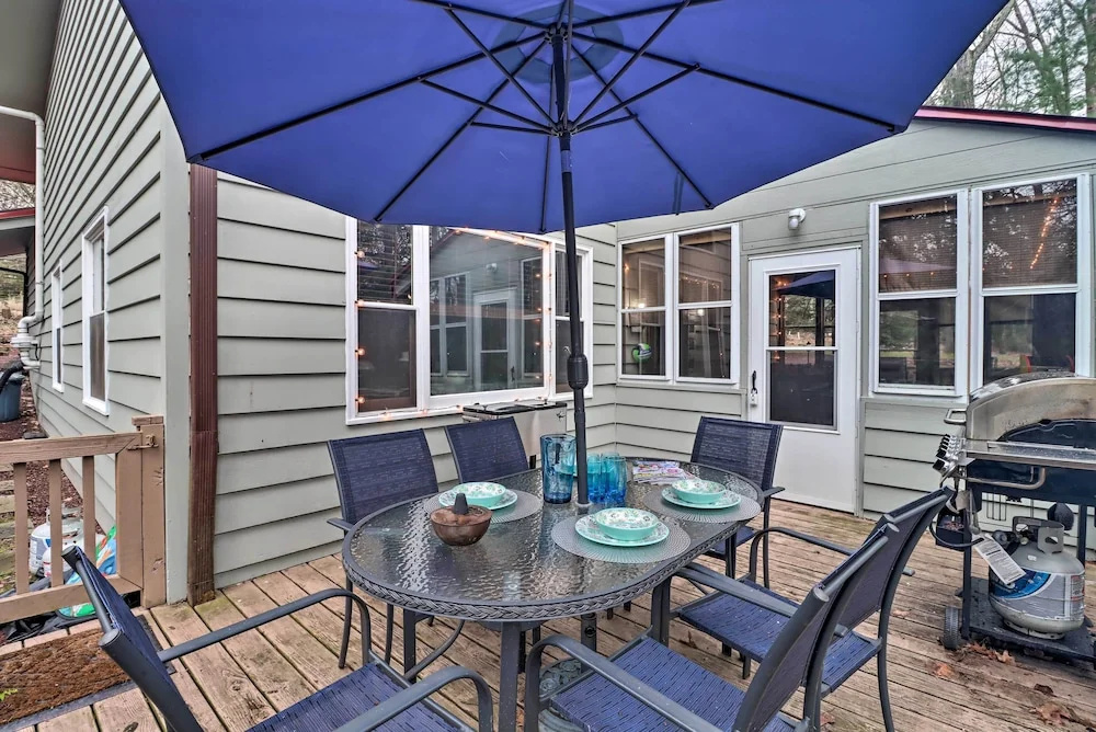 Deck & Fire Pit: Cozy Pocono Mountain Home