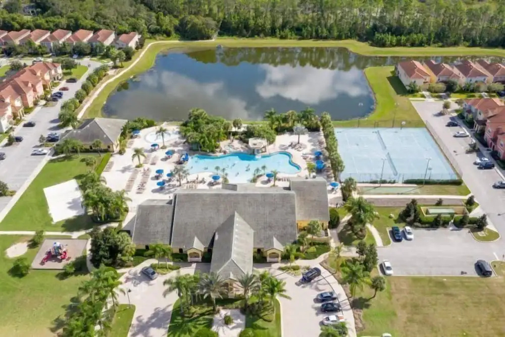 4 Bedroom 3 Bathroom Town Home With Splash Pool