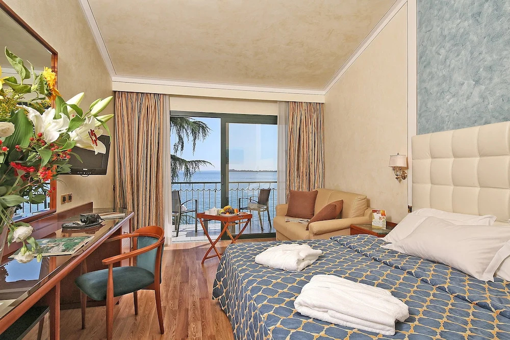 Superior Lake View Double room with balcony (full double bed)