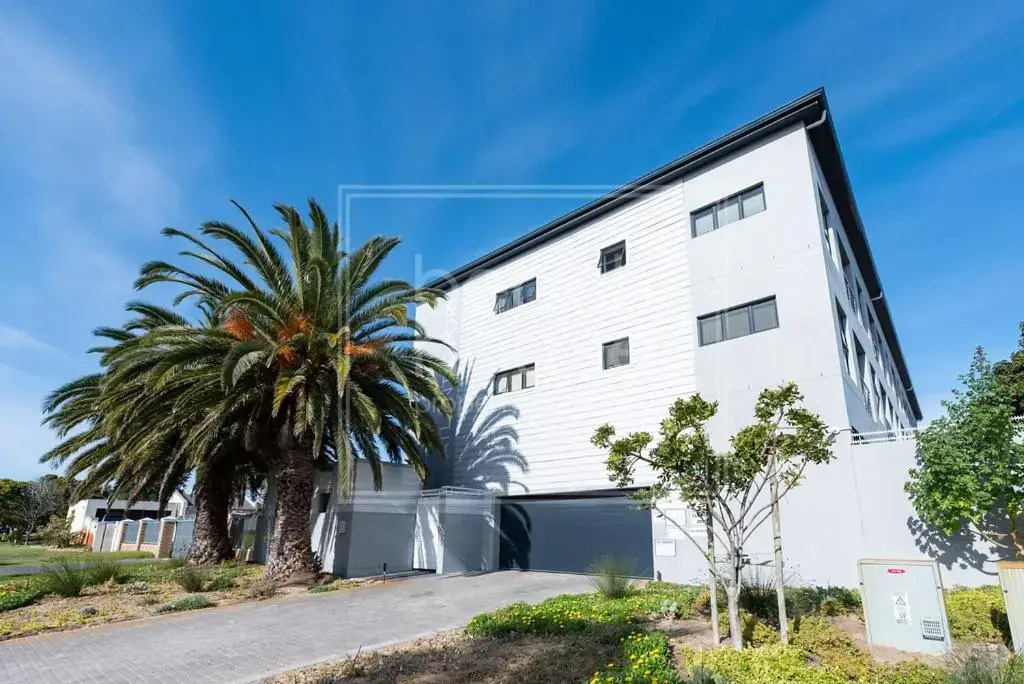 Warm Contemporary 2-bedroom apartment- Blouberg, Cape Town