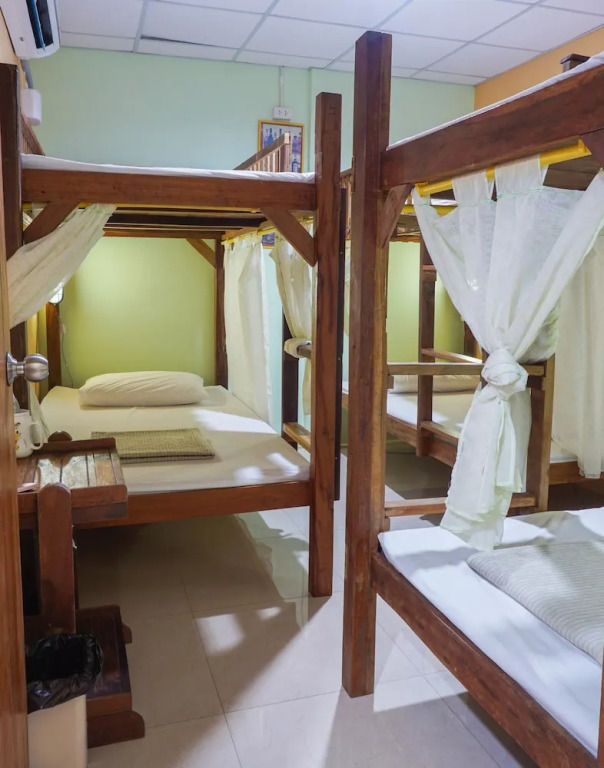 Кровать в общем номере с балконом в Zleep63 - Hostel