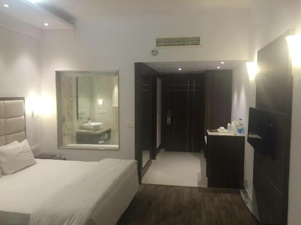 Deluxe Double room with balcony (full double bed)