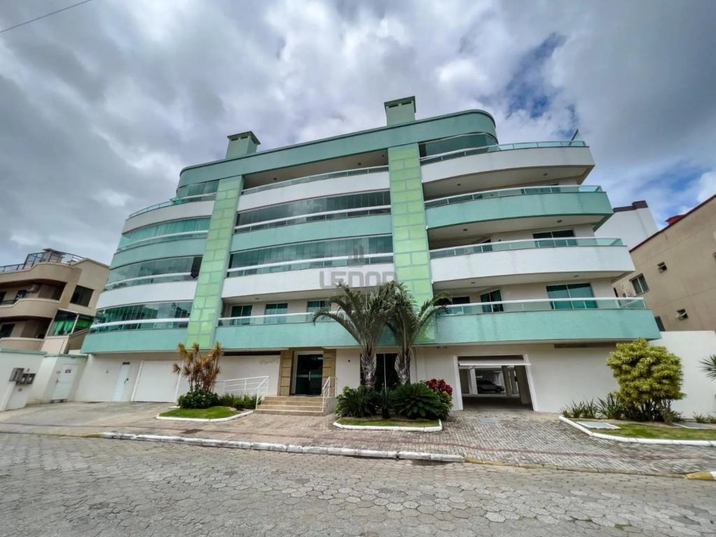 011 - Excelente apto com 03 dormitórios, a 150m da praia de Bombas