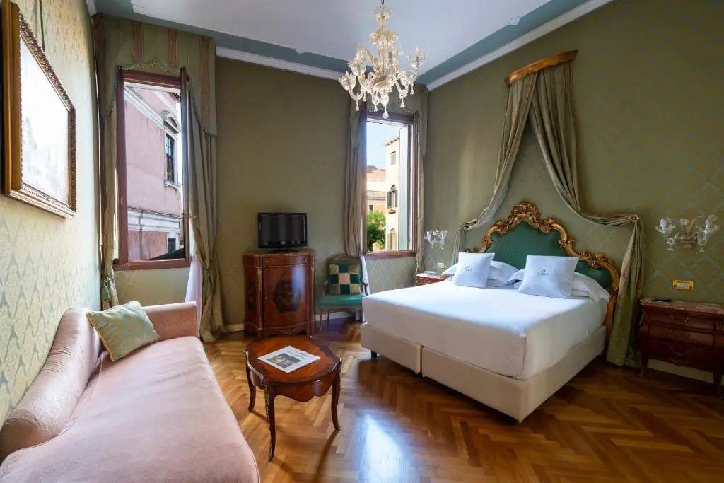 Deluxe Double room with canal view (full double bed)