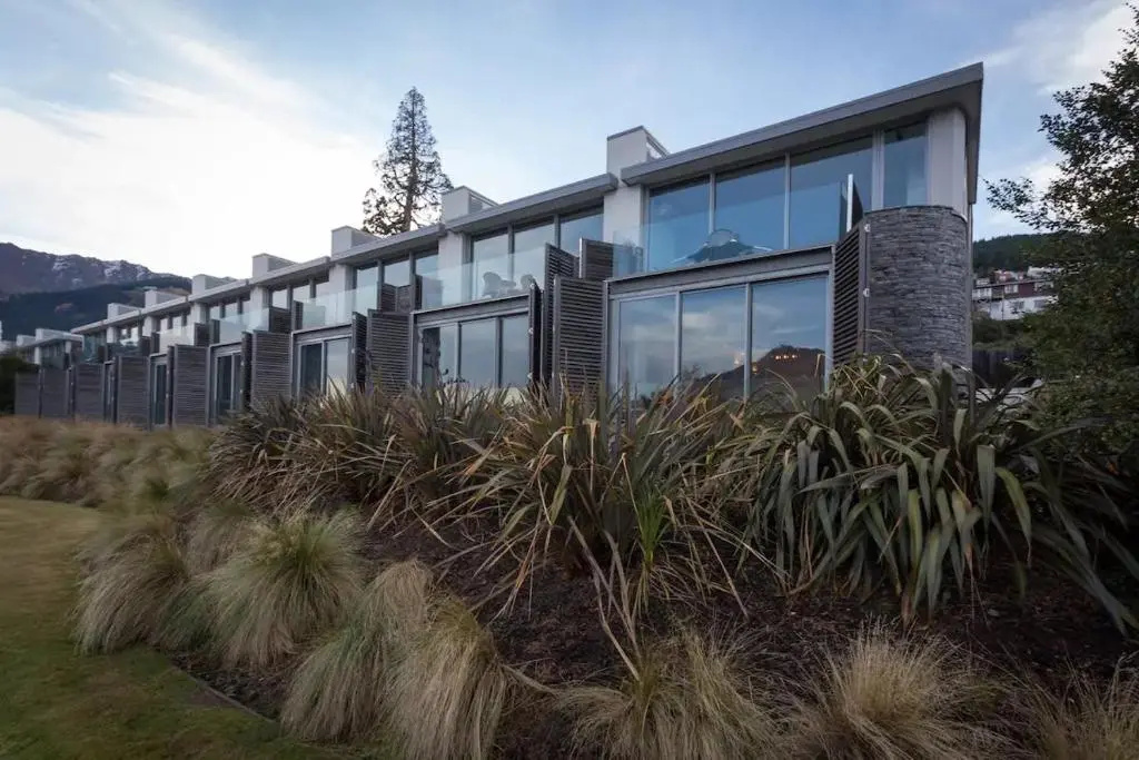 Luxury Lakeview 2 Bedroom Apartment