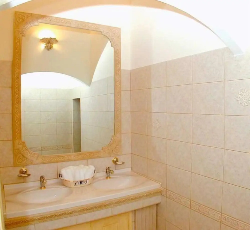 Double Suite full double bed