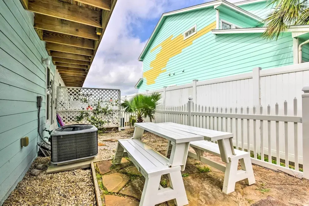 Near Port Aransas Beach: Condo w/ Pool Access