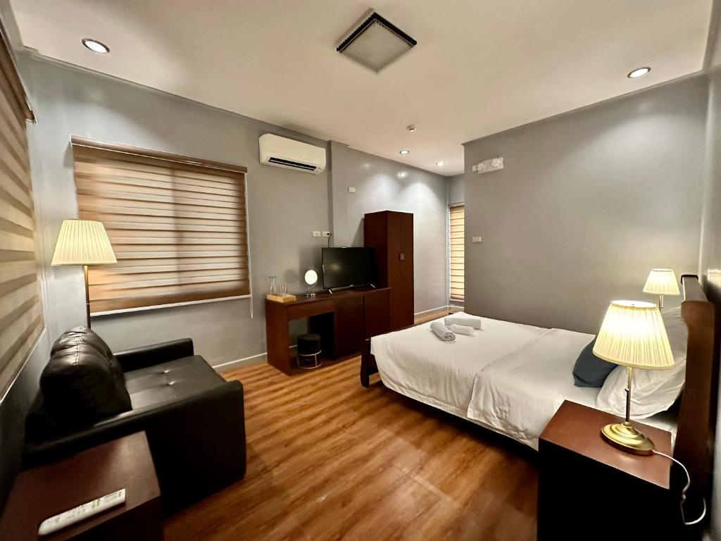 Deluxe Double room (full double bed)