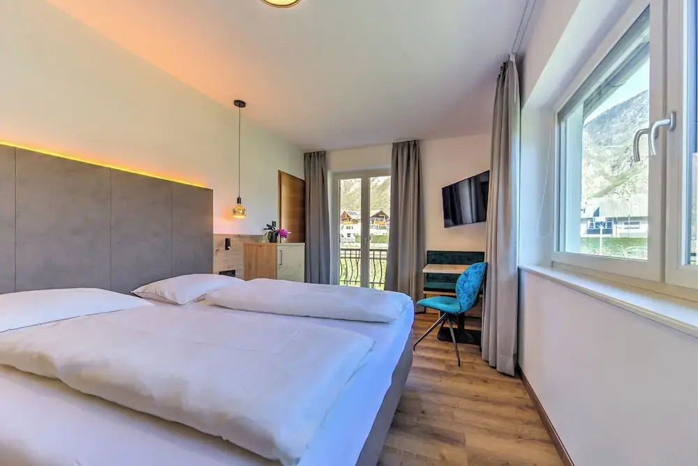 Deluxe Double room with balcony and with mountain view (full double bed)