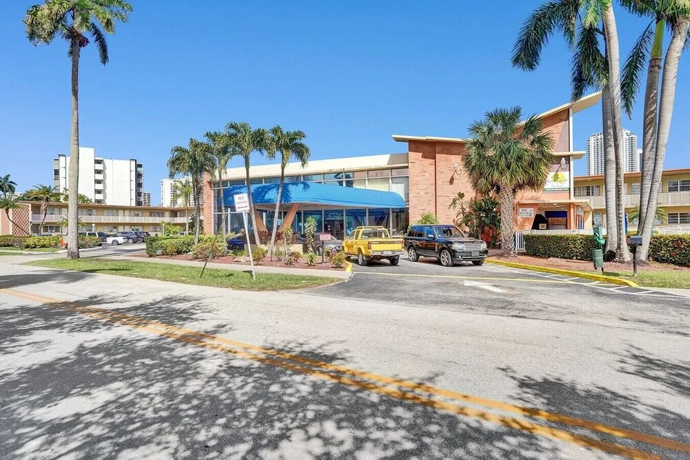 Pool & Gulfstream Hallandale Beach Escape