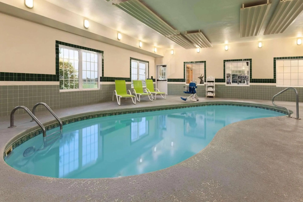 Country Inn & Suites by Radisson, Salina, KS - фото 12