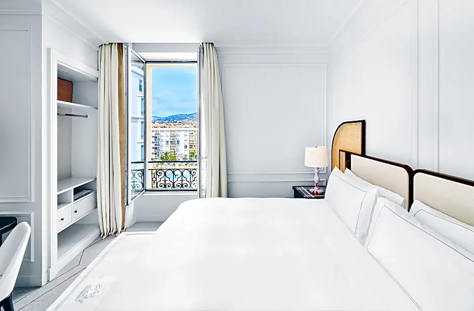 Classic Double room with garden view (full double bed)