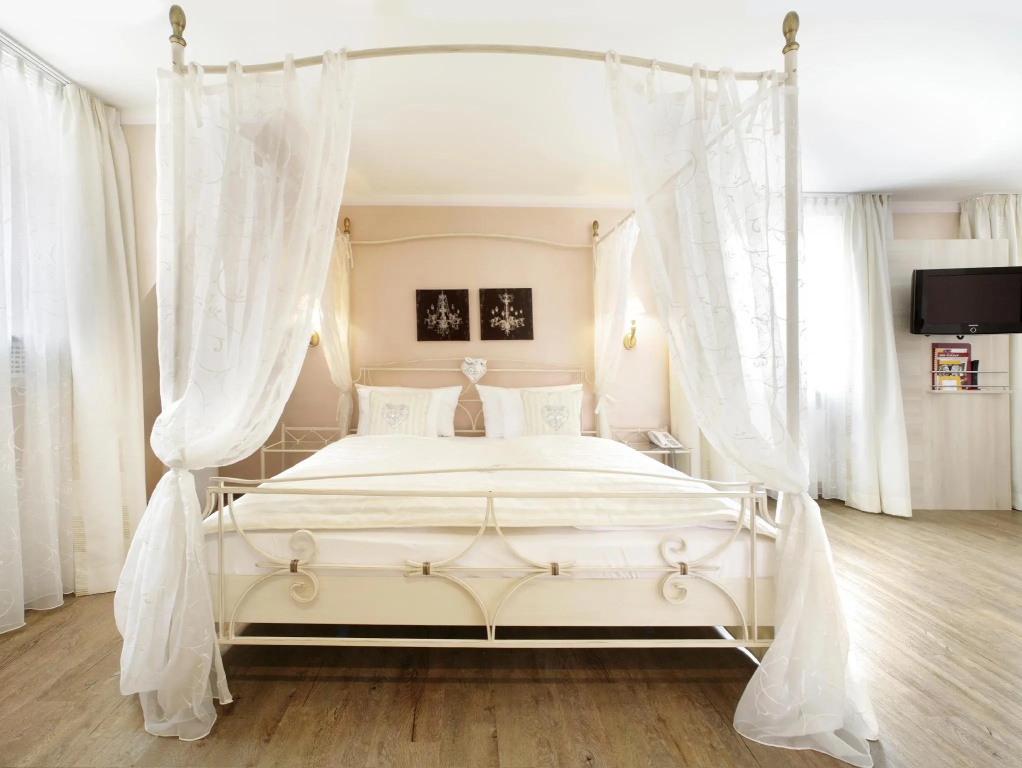 Large Romantic Double room (full double bed)