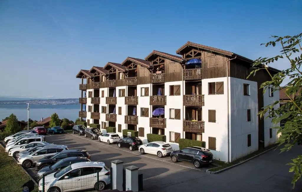 Apartment with lake view