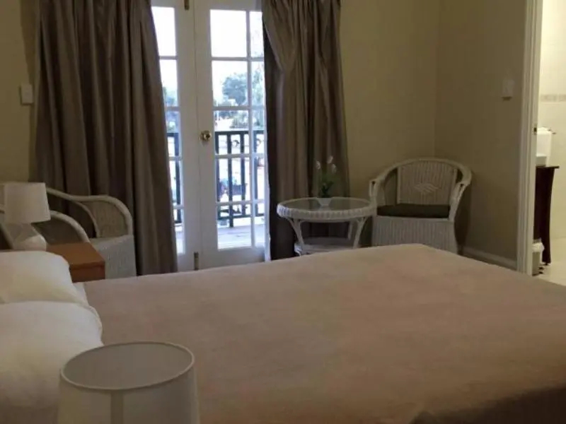 豪華雙人房，設有露台及大床