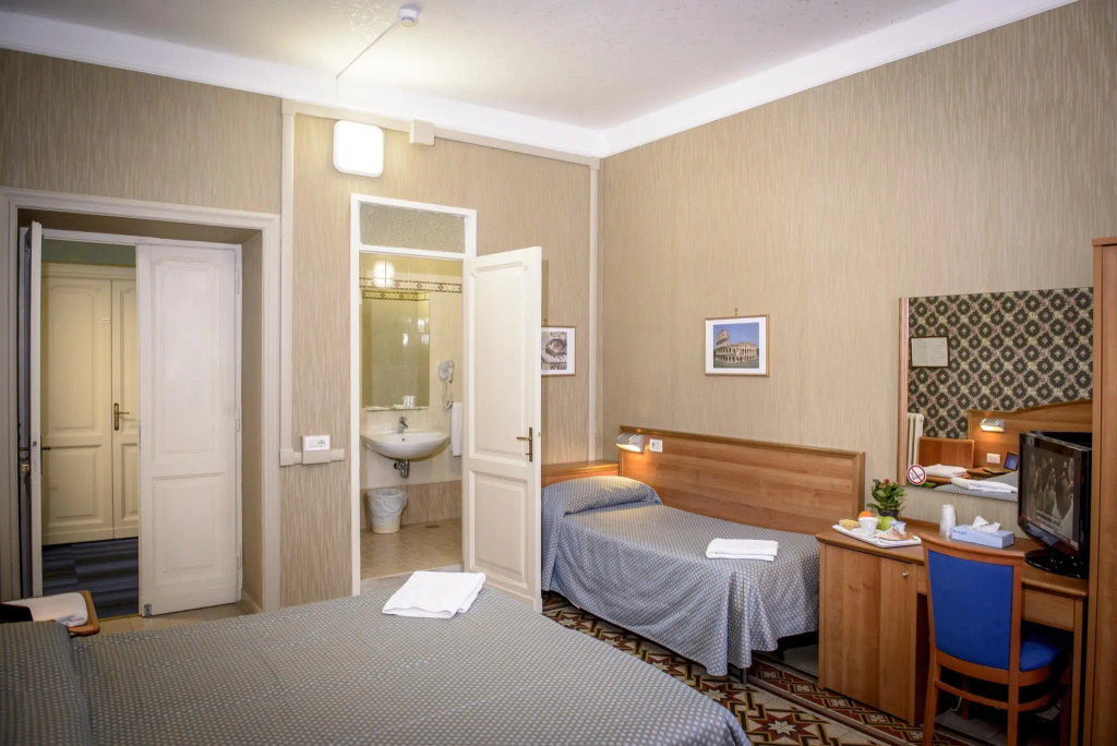 Standard Triple room