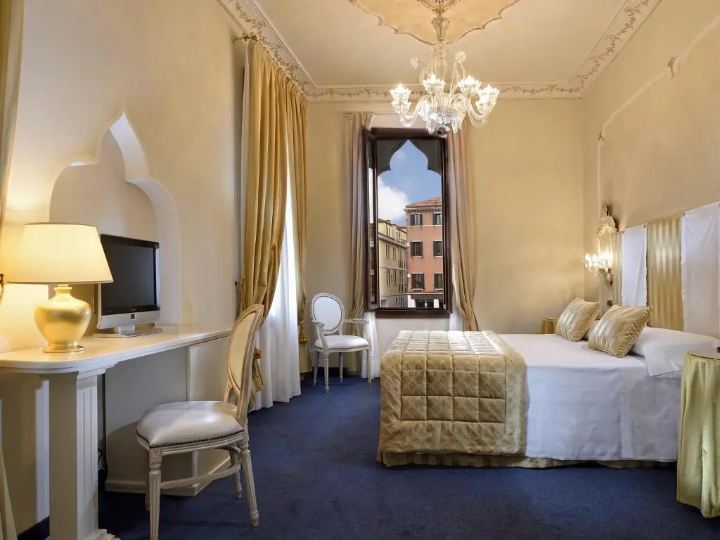 Deluxe Double room with canal view (full double bed)