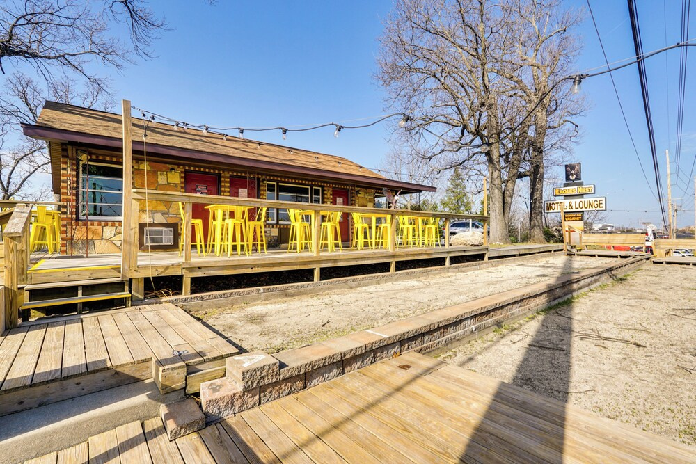 Unit 2: Pool, Lake & View! Studio By Bagnell Strip