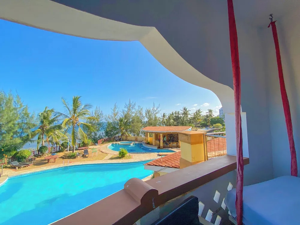 Sea Breeze Beachfront Apartments - фото 43