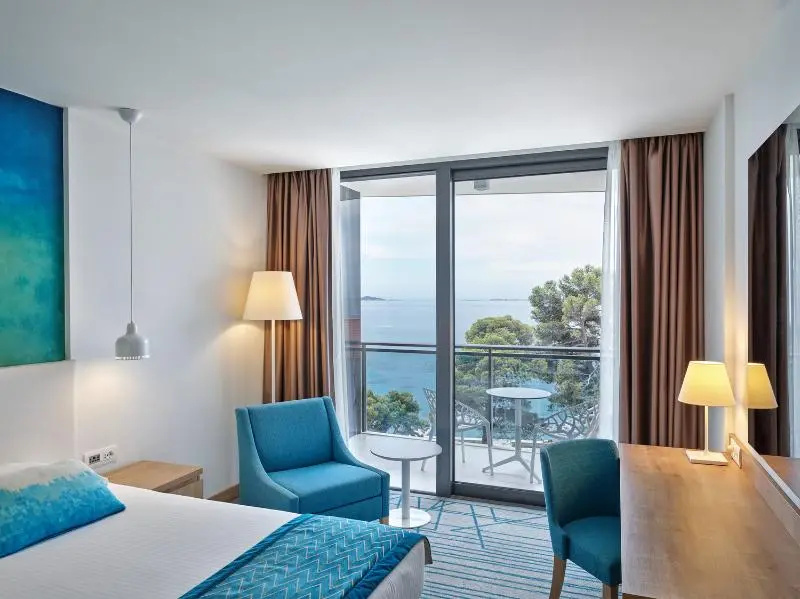 Deluxe Double room with balcony (full double bed)
