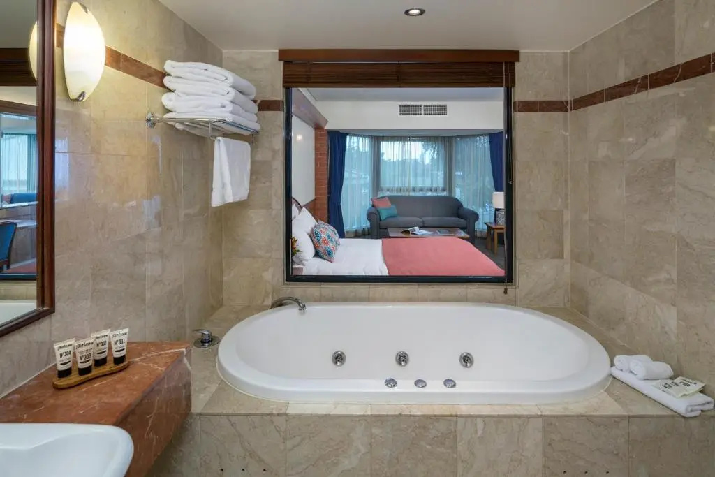 Deluxe Double room (full double bed)