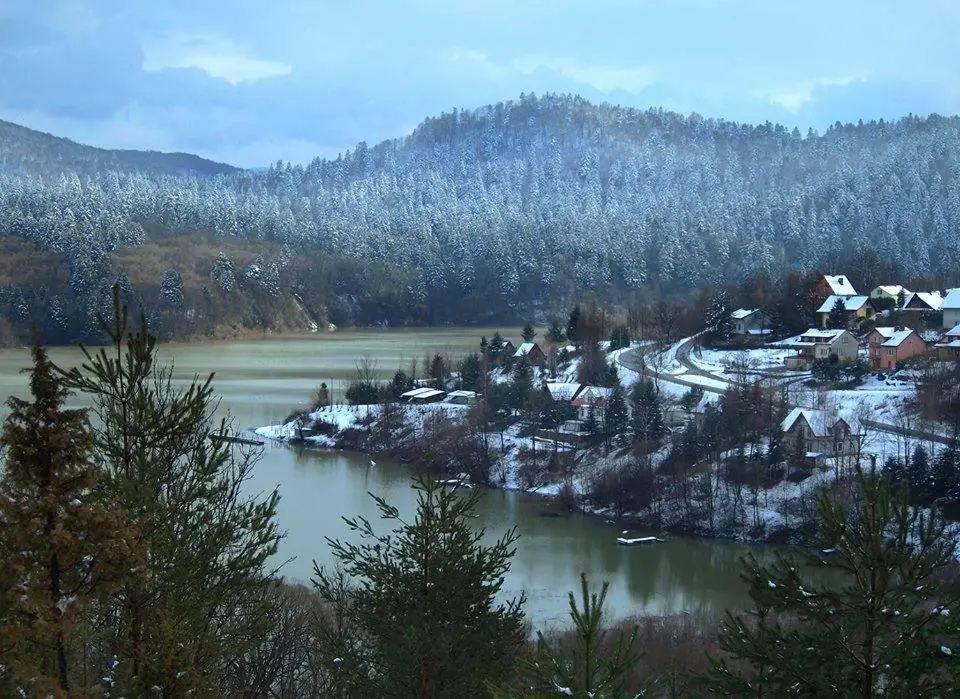 Domki nad rozlewiskiem
