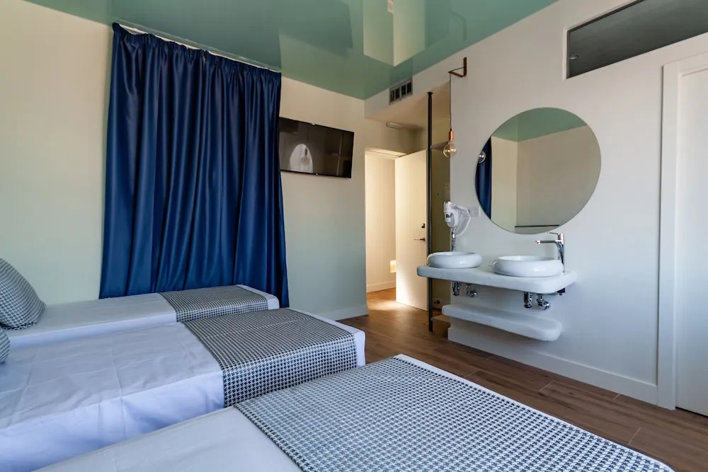 Standard Triple room with city view