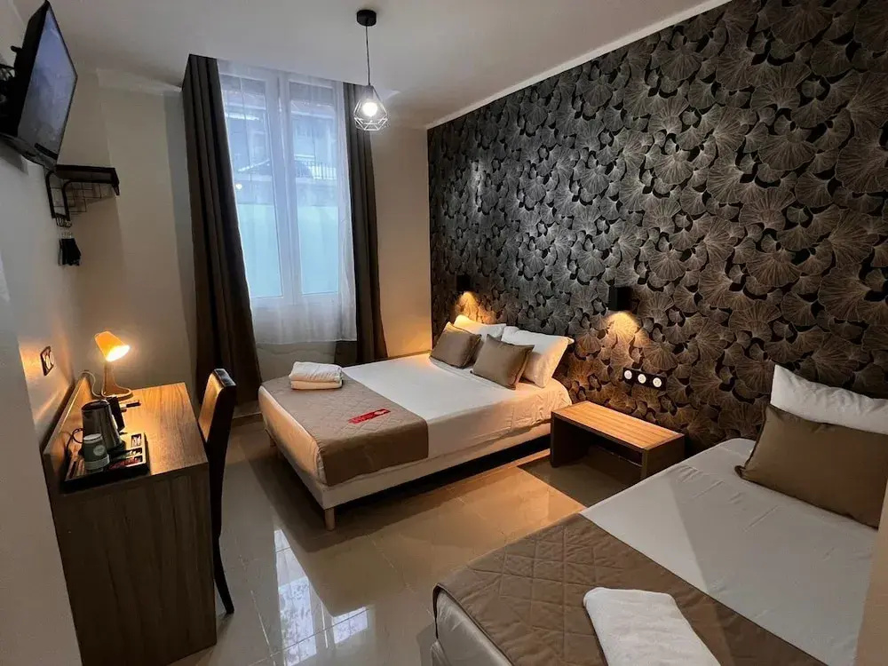 Standard Triple room with city view