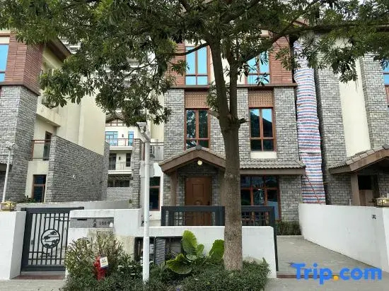 6 Bedrooms Villa