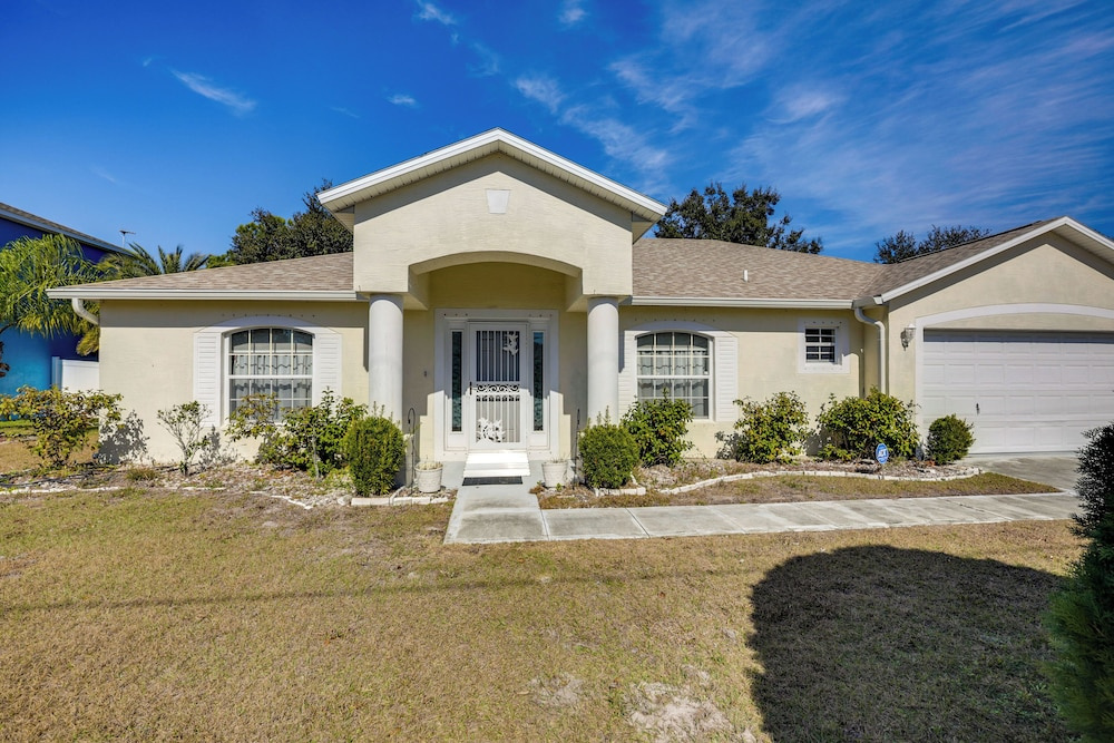 8 Mi to Sea! Snowbird Haven w/ Porch in Palm Coast