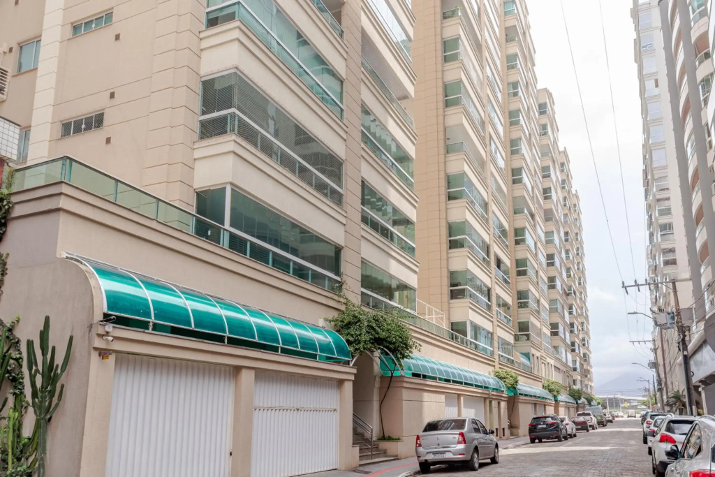 Apartamento de 3 quartos com banheira a 150 metros da praia em Itapema N1188