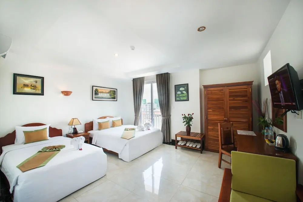 1 Bedroom Standard Triple Family room with balcony and with city view