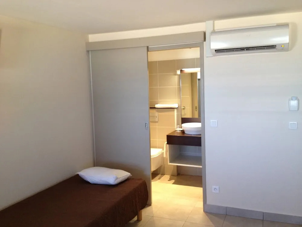 Standard Triple room with sea view