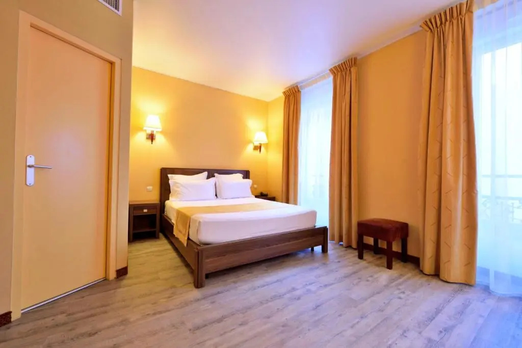 Classic Double room with garden view (full double bed)